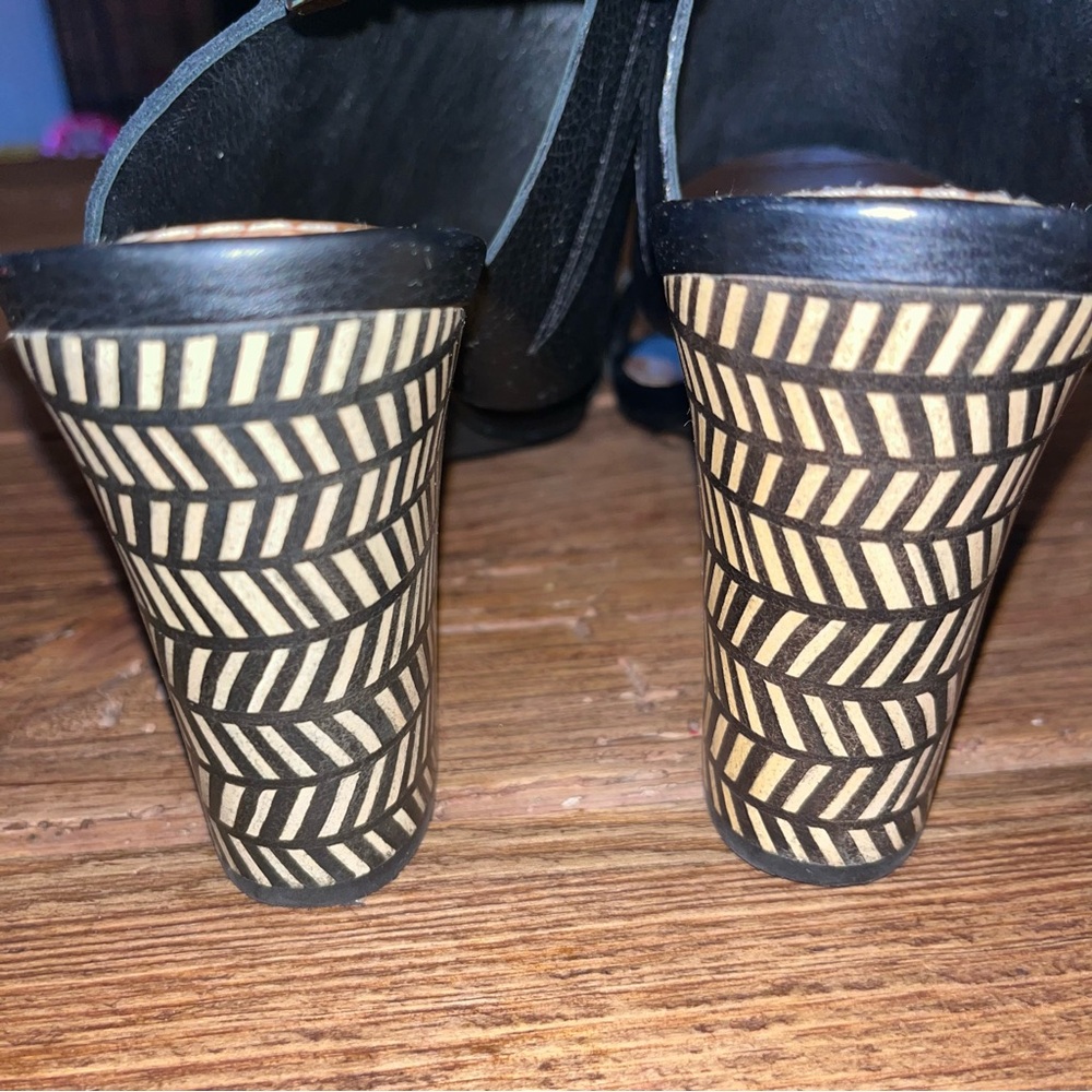Ateliers Leather Sandals with Patterned Block Heel Sandals - Picture 7 of 10